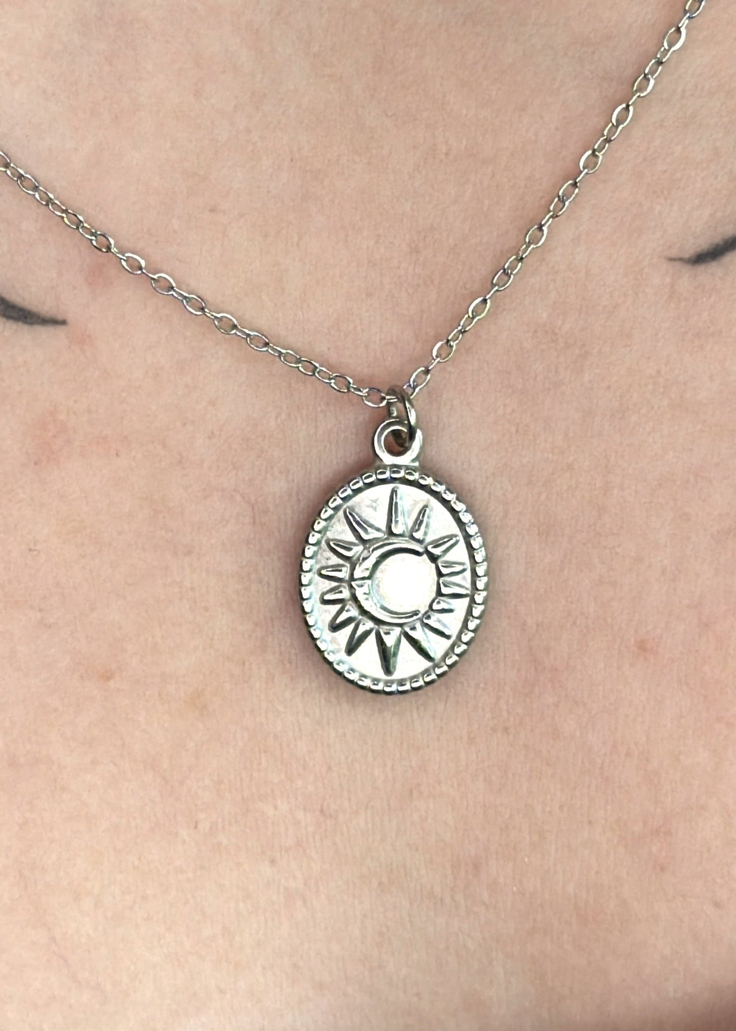 Sol Amulett | Celestiale Edelstahl Sonnenkette | Witchy Schmuck | Gothic magische Halskette Silber