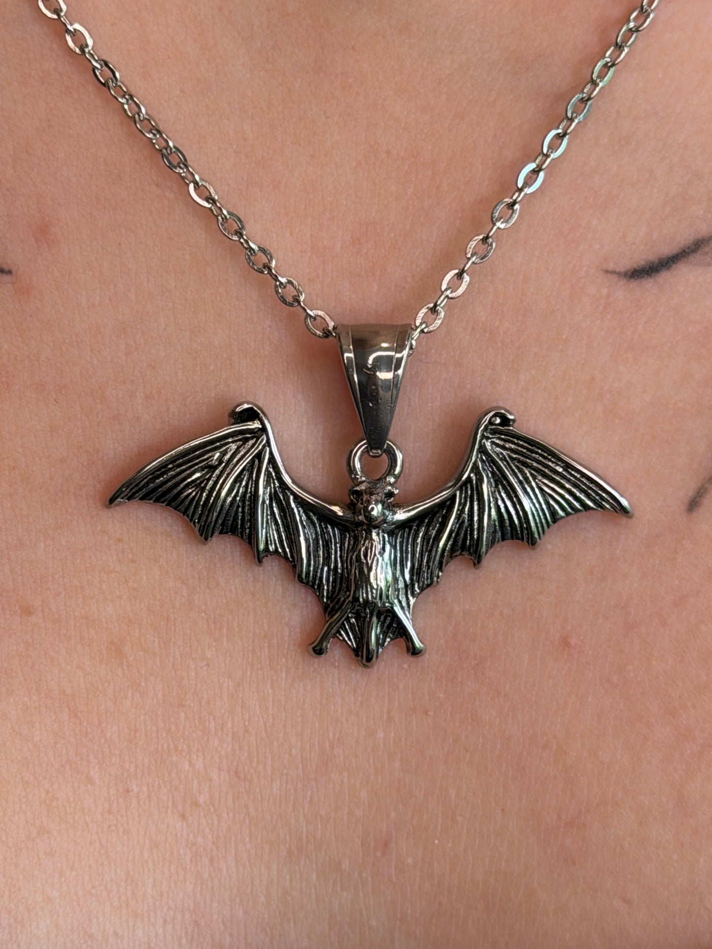 Fledermaus Halskette Silber | Bat AnhÀnger Edelstahl | Gothic Schmuck | Witchy Halloween Kette | Vampir Schmuck | Verstellbar 45+5cm