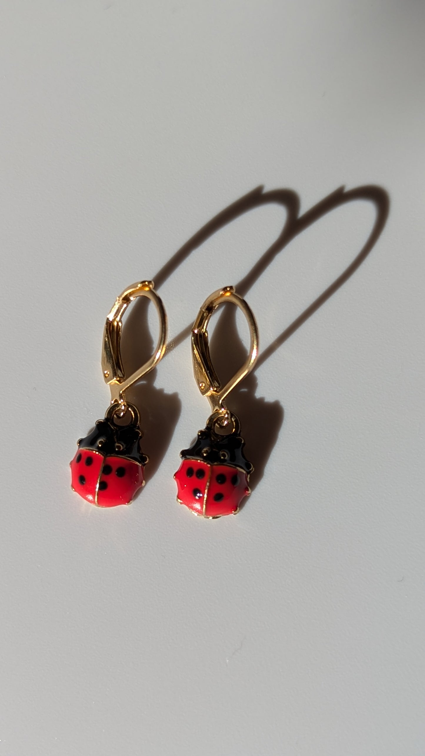 Goldene Marienkäfer Ohrringe – Glücksbringer Schmuck | Süße Edelstahl und Emaille Ohrhänger