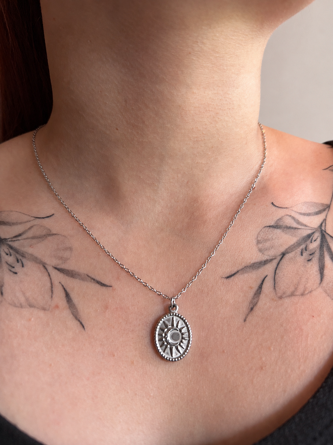 Sol Amulett | Celestiale Edelstahl Sonnenkette | Witchy Schmuck | Gothic magische Halskette Silber