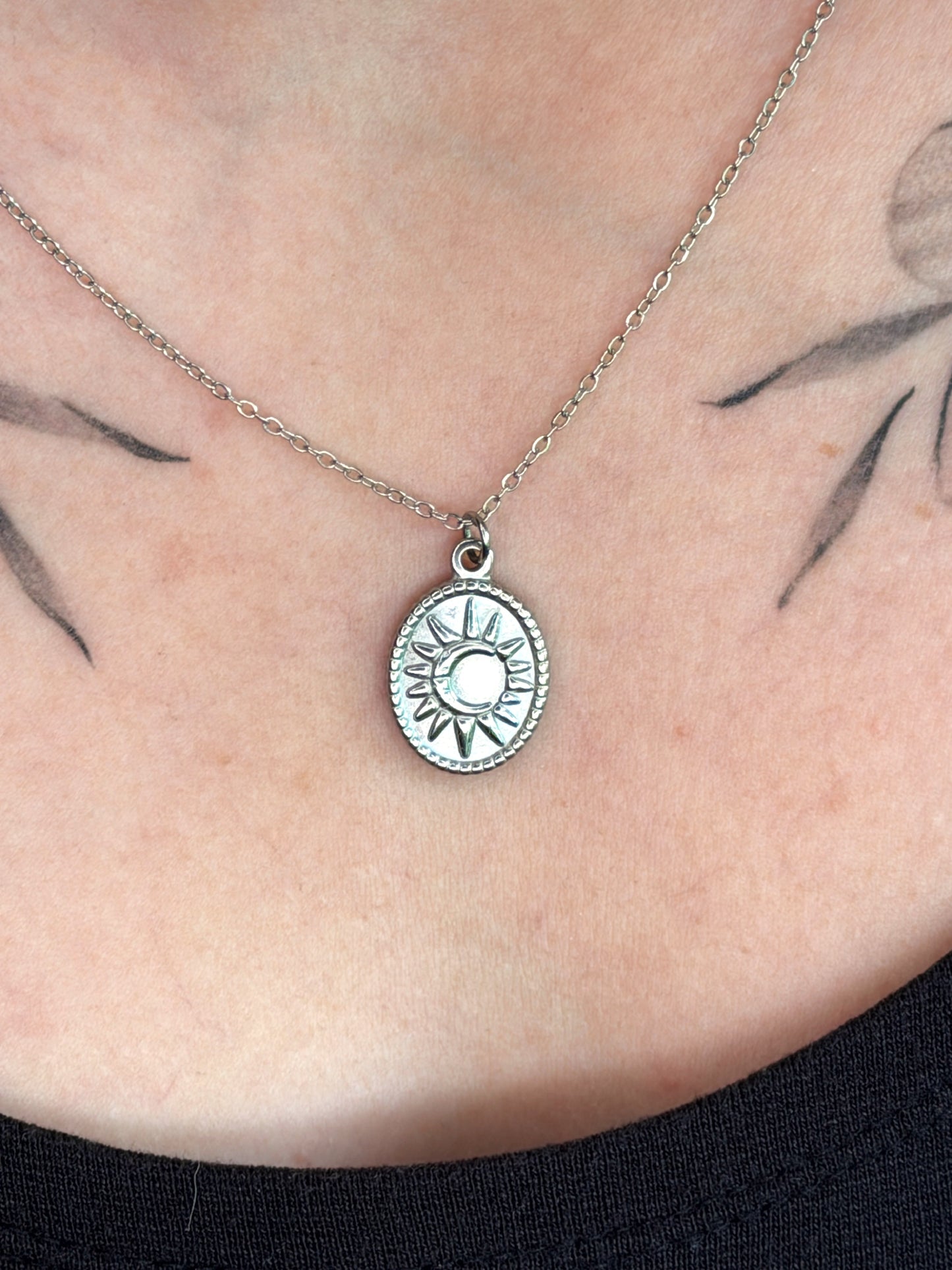 Sol Amulett | Celestiale Edelstahl Sonnenkette | Witchy Schmuck | Gothic magische Halskette Silber
