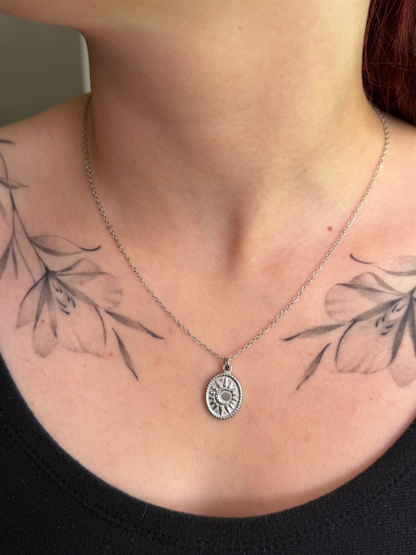 Sol Amulett | Celestiale Edelstahl Sonnenkette | Witchy Schmuck | Gothic magische Halskette Silber