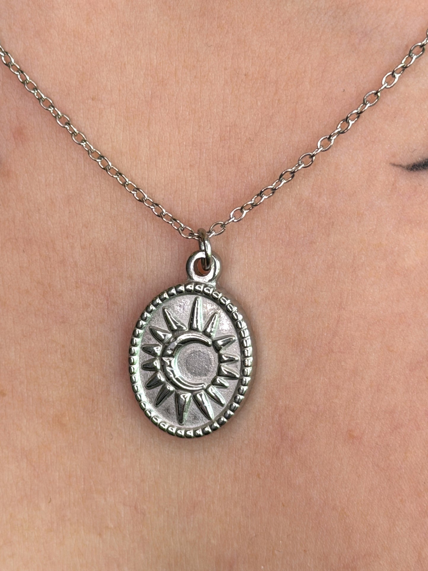 Sol Amulett | Celestiale Edelstahl Sonnenkette | Witchy Schmuck | Gothic magische Halskette Silber
