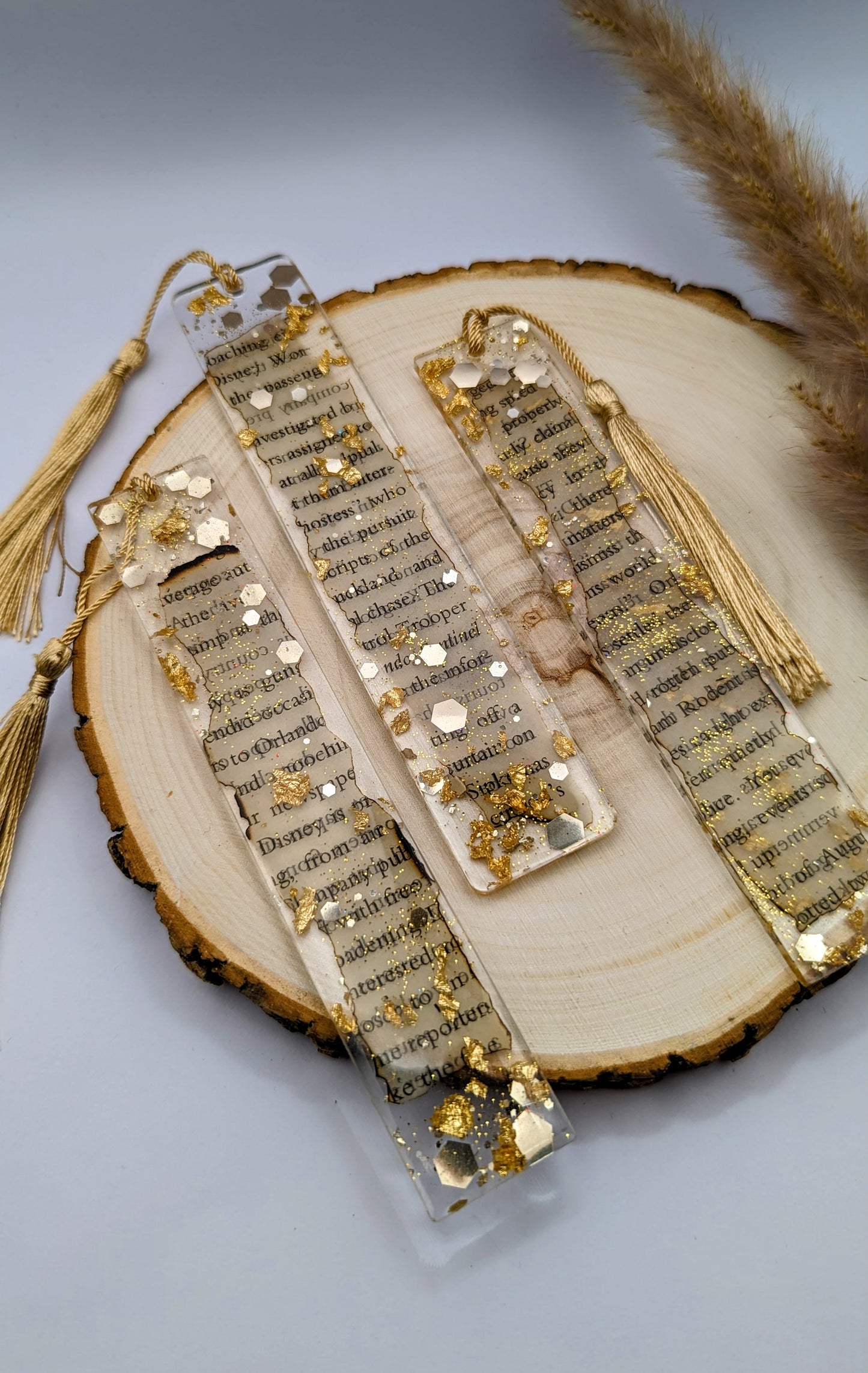 Buchseiten Lesezeichen mit Gold und Glitzer