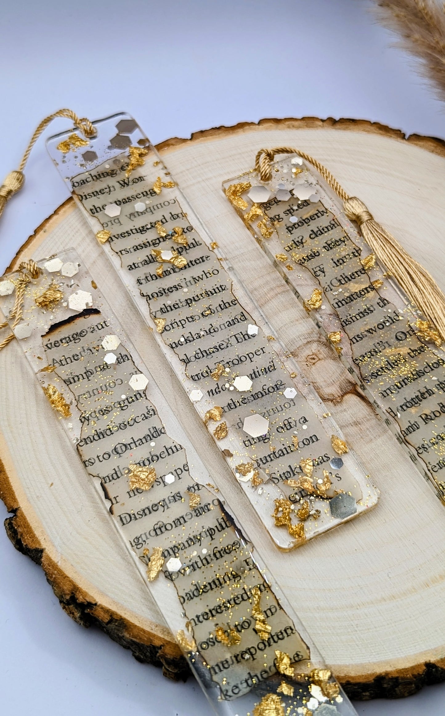 Buchseiten Lesezeichen mit Gold und Glitzer