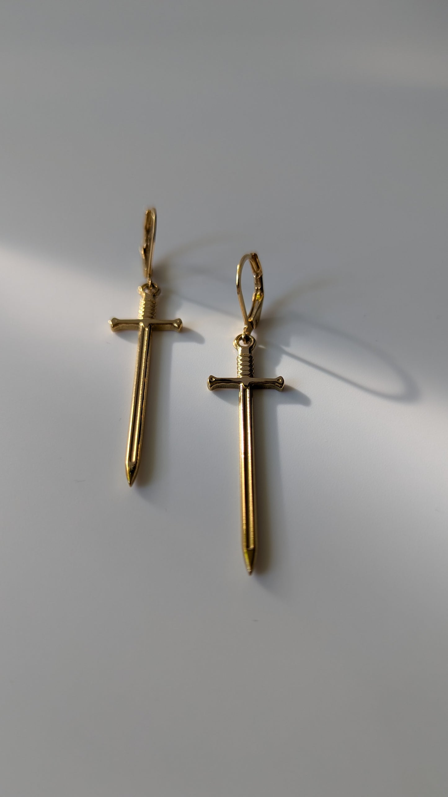 Goldene Schwert Ohrringe