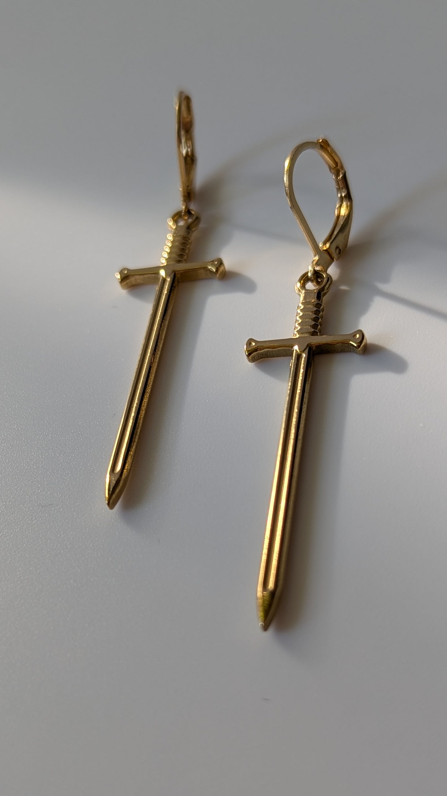 Goldene Schwert Ohrringe