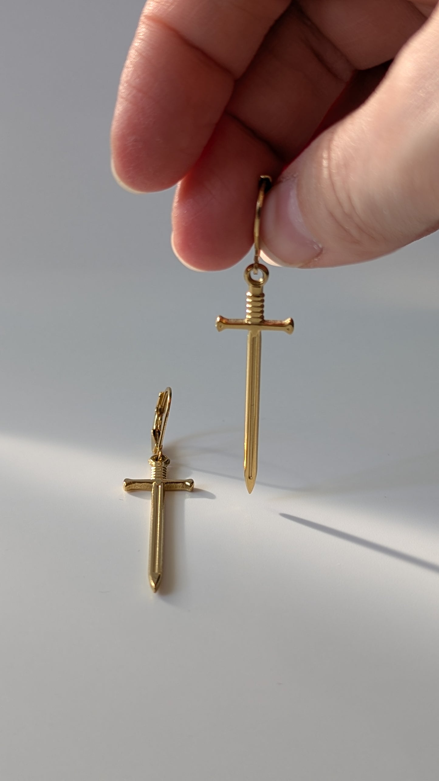 Goldene Schwert Ohrringe