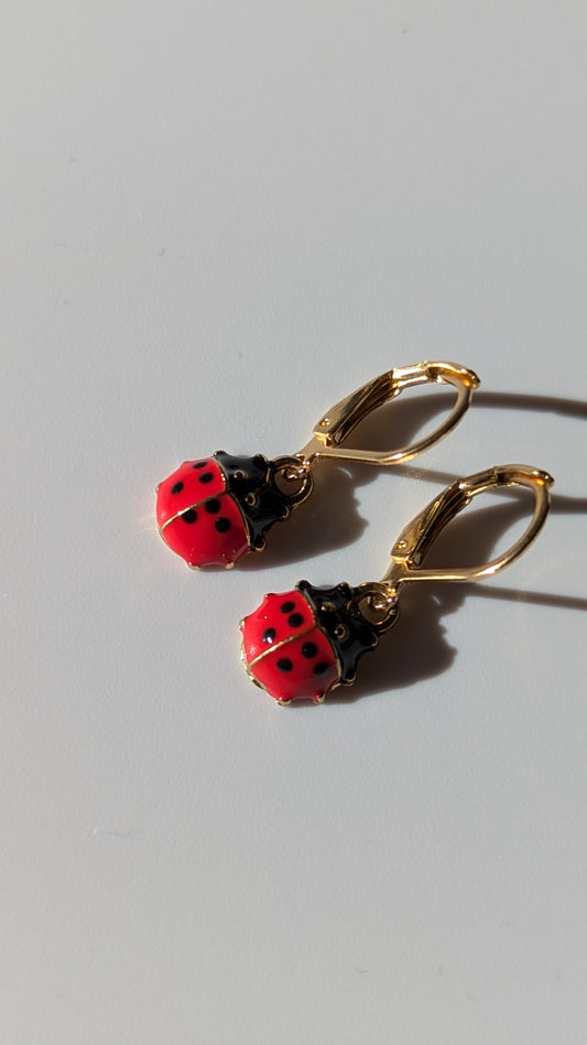 Goldene Marienkäfer Ohrringe – Glücksbringer Schmuck | Süße Edelstahl und Emaille Ohrhänger