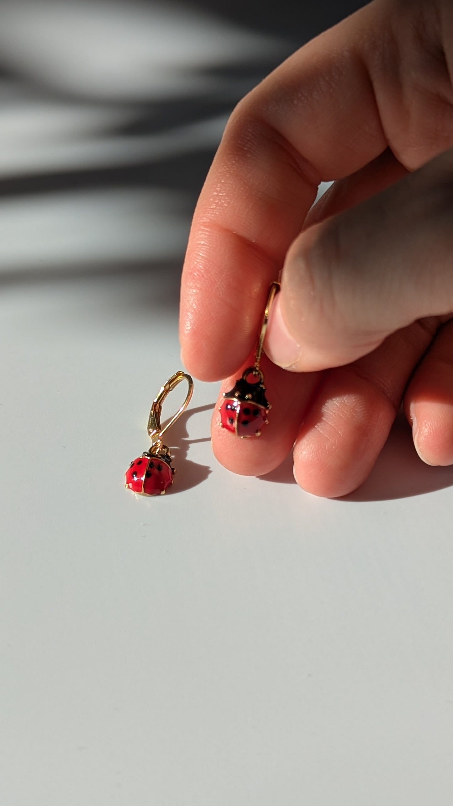 Goldene Marienkäfer Ohrringe – Glücksbringer Schmuck | Süße Edelstahl und Emaille Ohrhänger