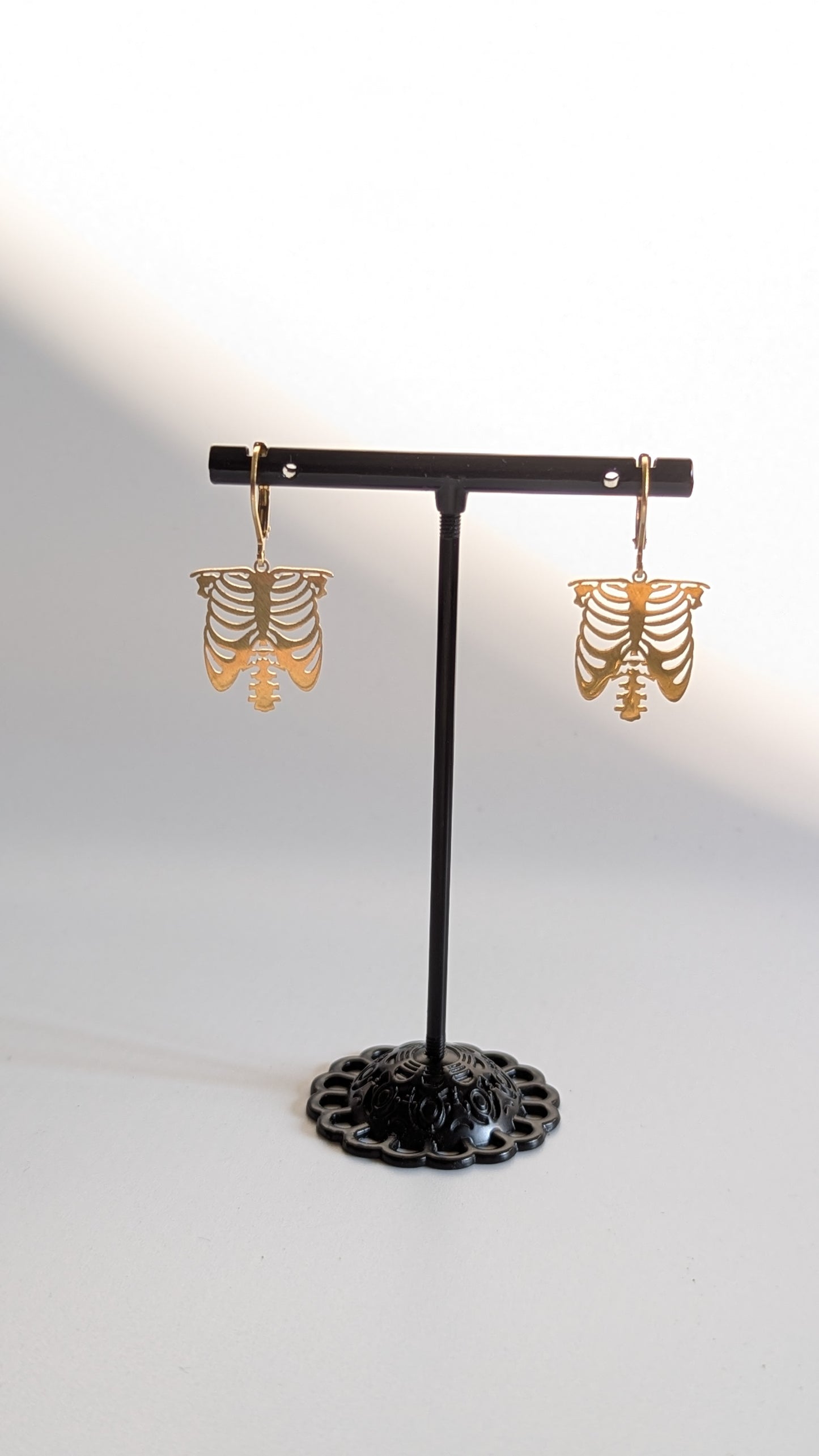 Goldene Brustkorb-Ohrringe – Anatomie Schmuck | Gothic & Halloween Statement Earrings