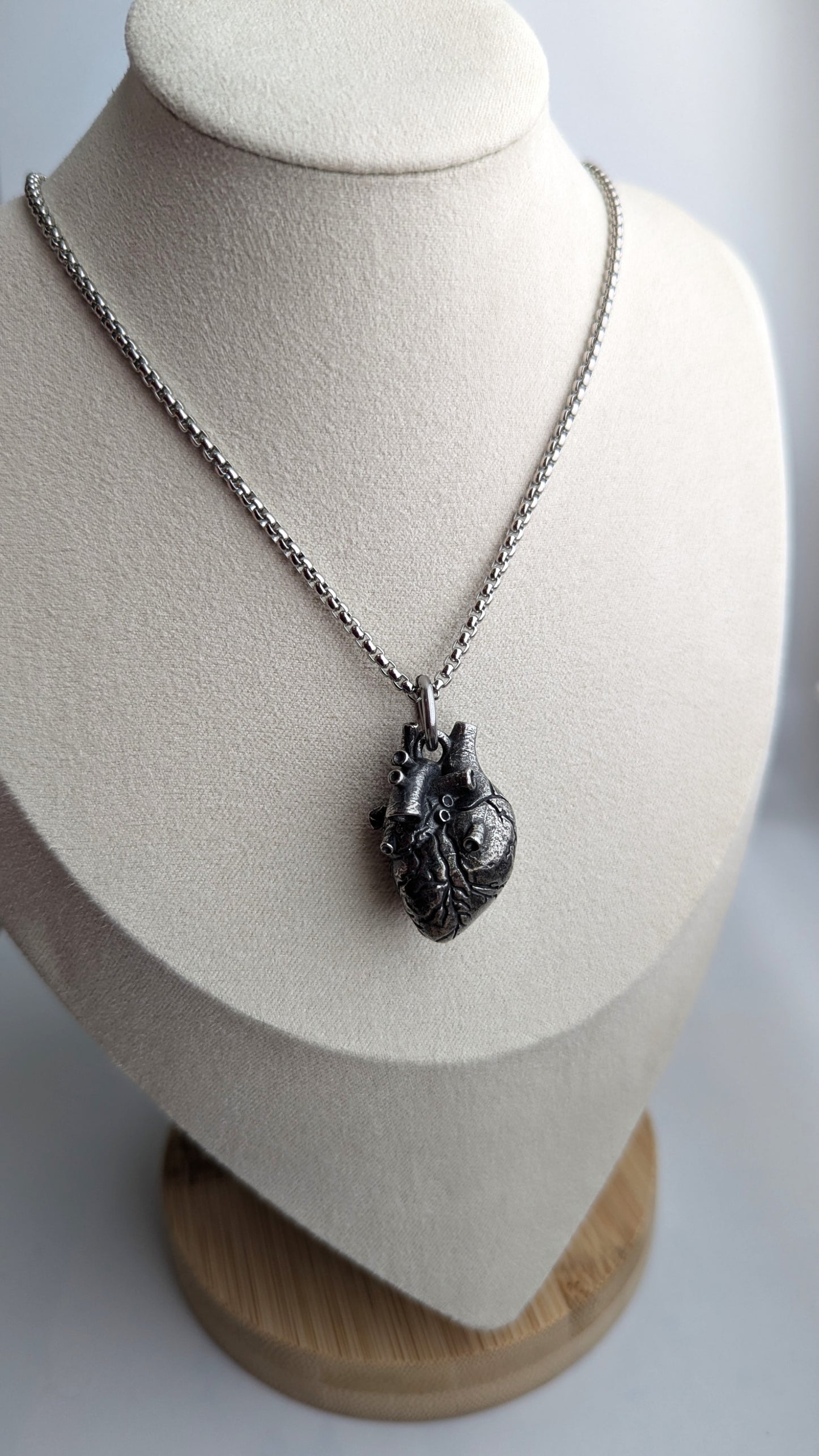 Anatomisches Herz Anhänger Halskette – Gothic Memento Mori Schmuck aus Edelstahl
