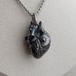 Anatomisches Herz Anhänger Halskette – Gothic Memento Mori Schmuck aus Edelstahl