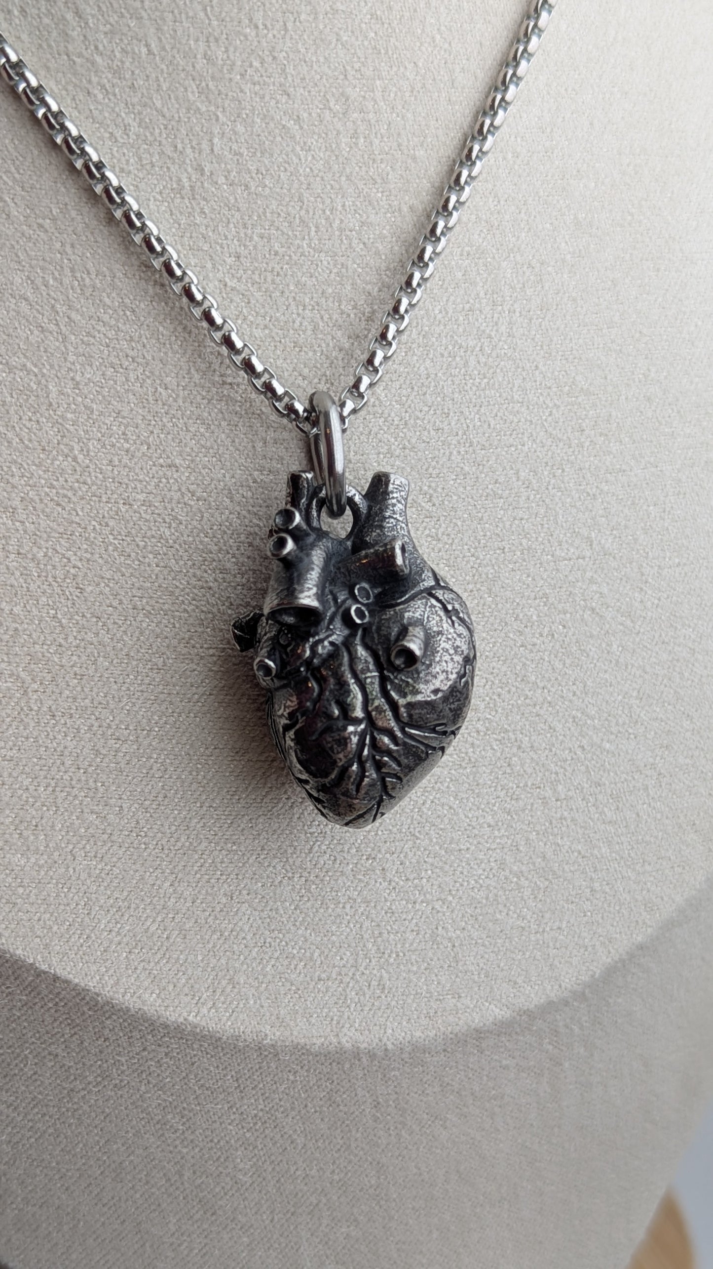 Anatomisches Herz Anhänger Halskette – Gothic Memento Mori Schmuck aus Edelstahl