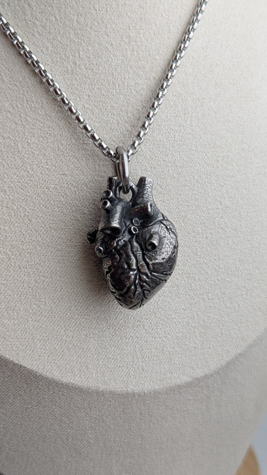 Anatomisches Herz Anhänger Halskette – Gothic Memento Mori Schmuck aus Edelstahl