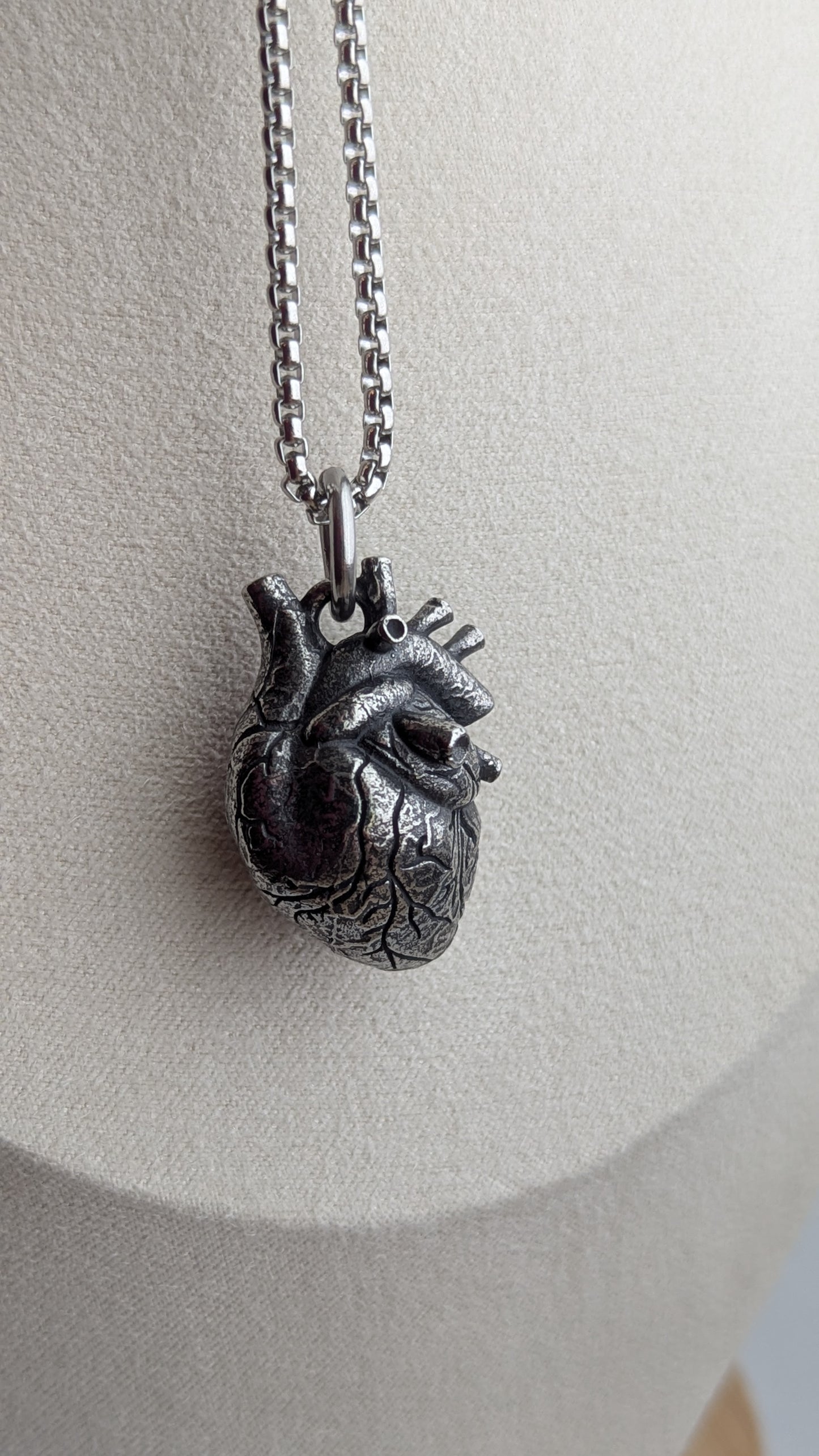 Anatomisches Herz Anhänger Halskette – Gothic Memento Mori Schmuck aus Edelstahl