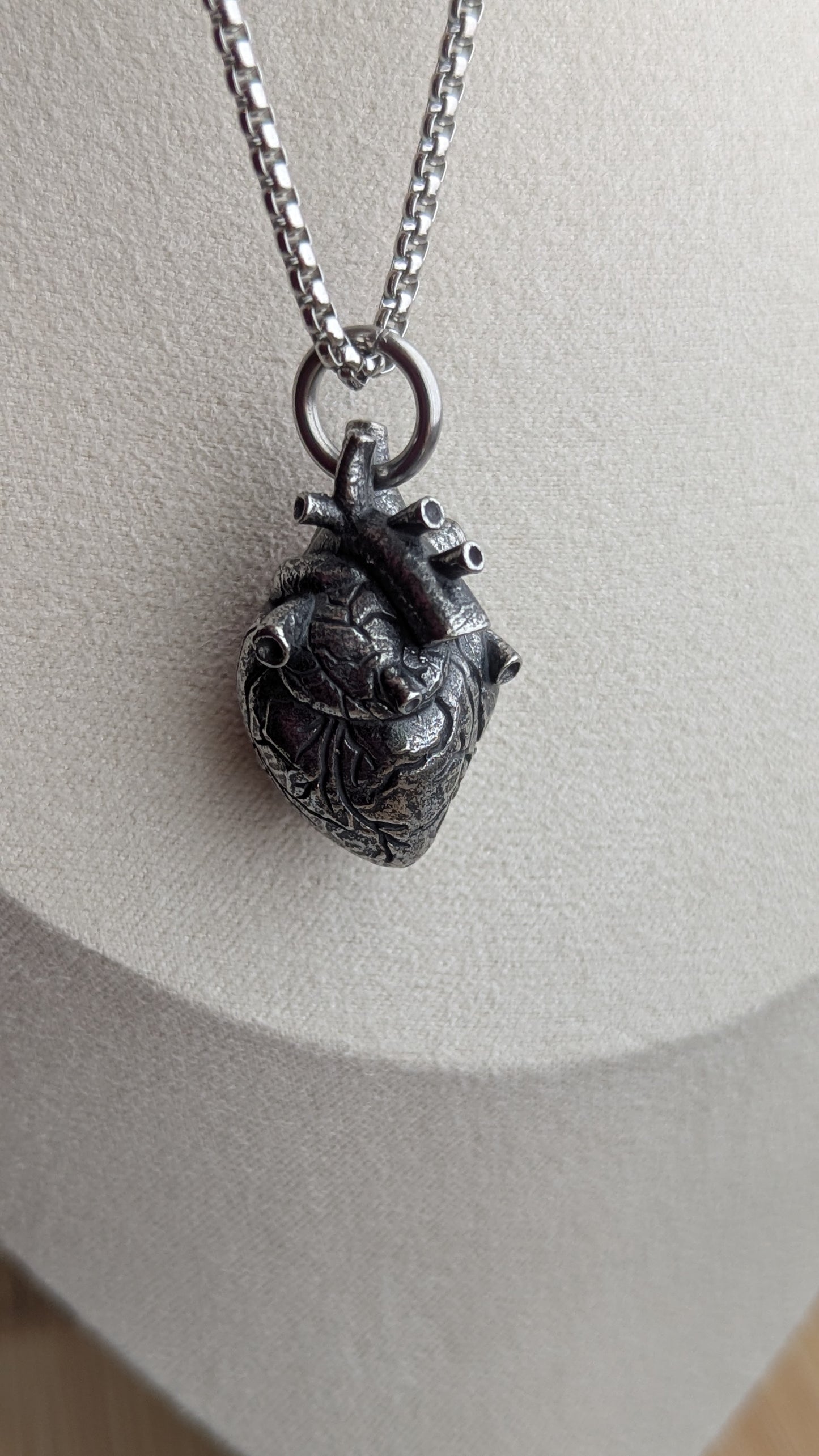 Anatomisches Herz Anhänger Halskette – Gothic Memento Mori Schmuck aus Edelstahl