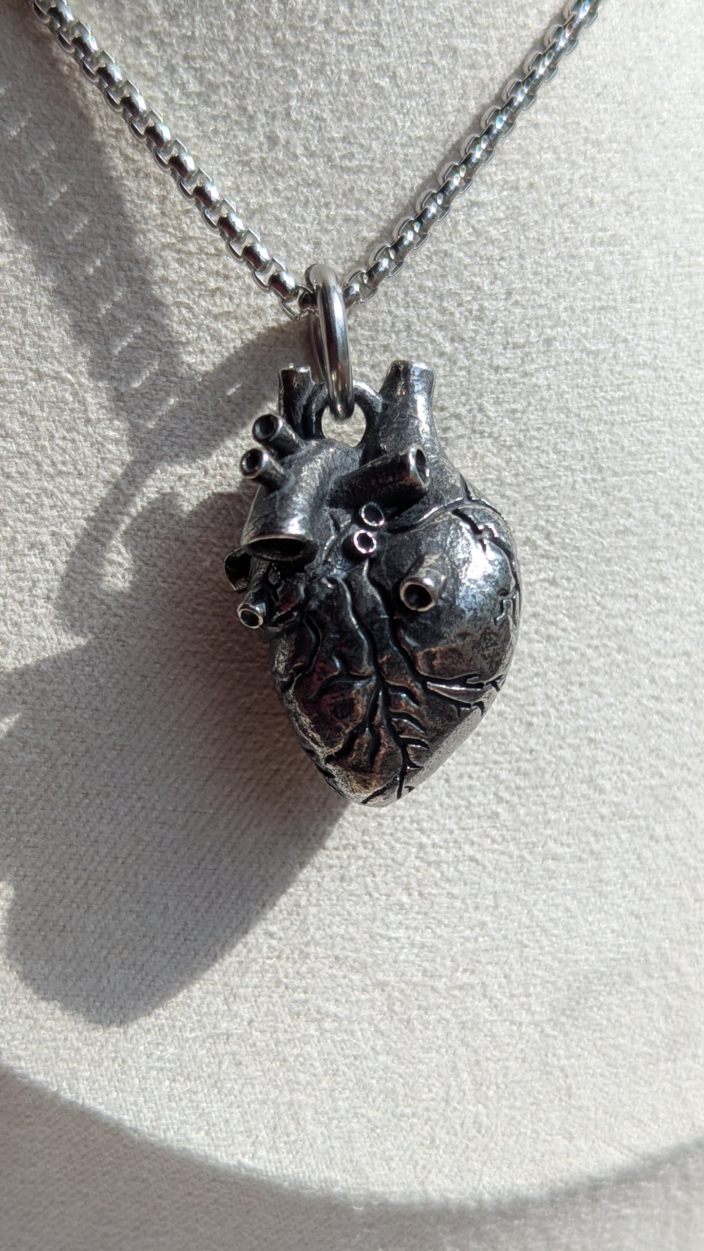 Anatomisches Herz Anhänger Halskette – Gothic Memento Mori Schmuck aus Edelstahl