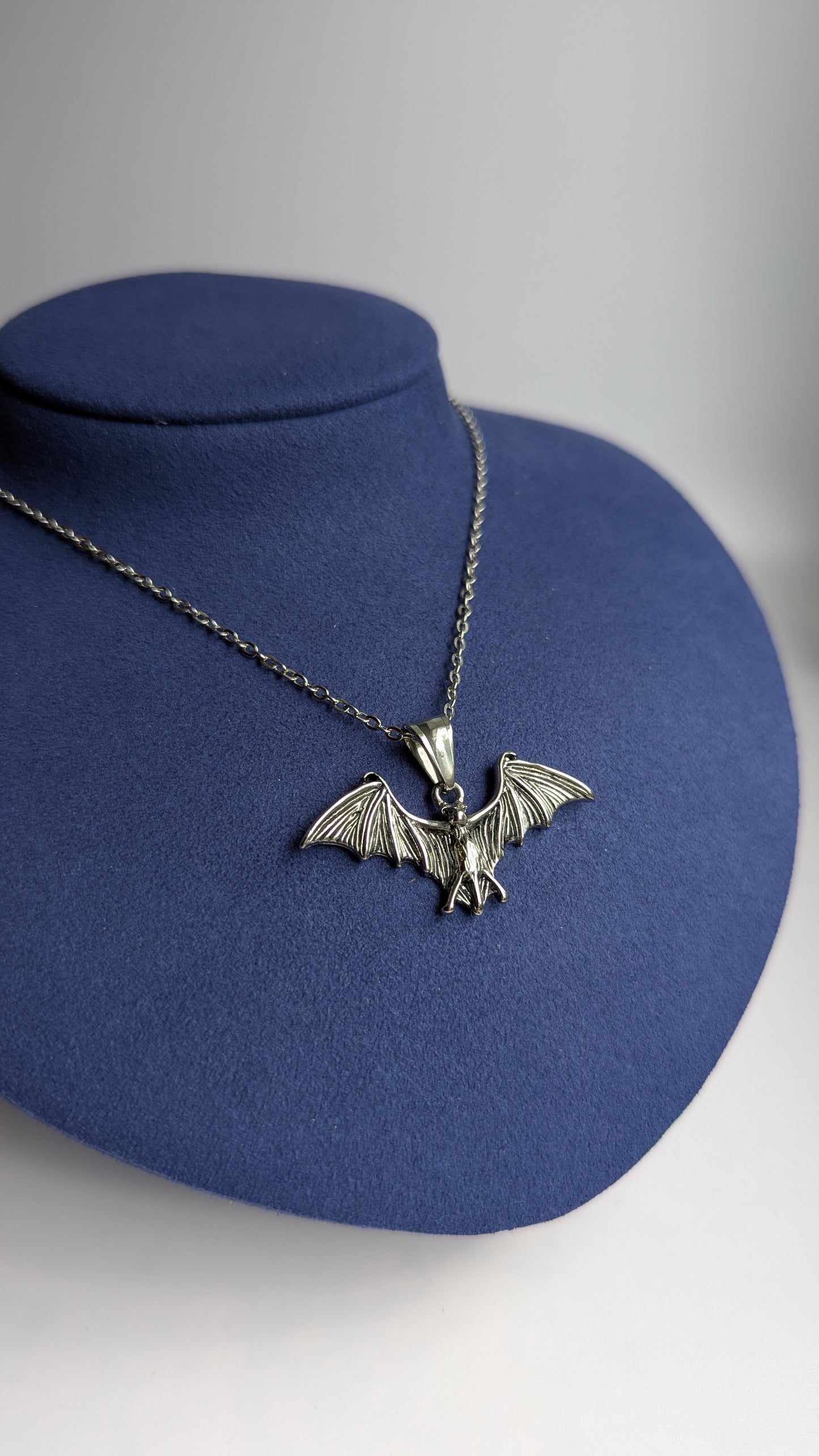 Fledermaus Halskette Silber | Bat Anhänger Edelstahl | Gothic Schmuck | Witchy Halloween Kette | Vampir Schmuck | Verstellbar 45+5cm