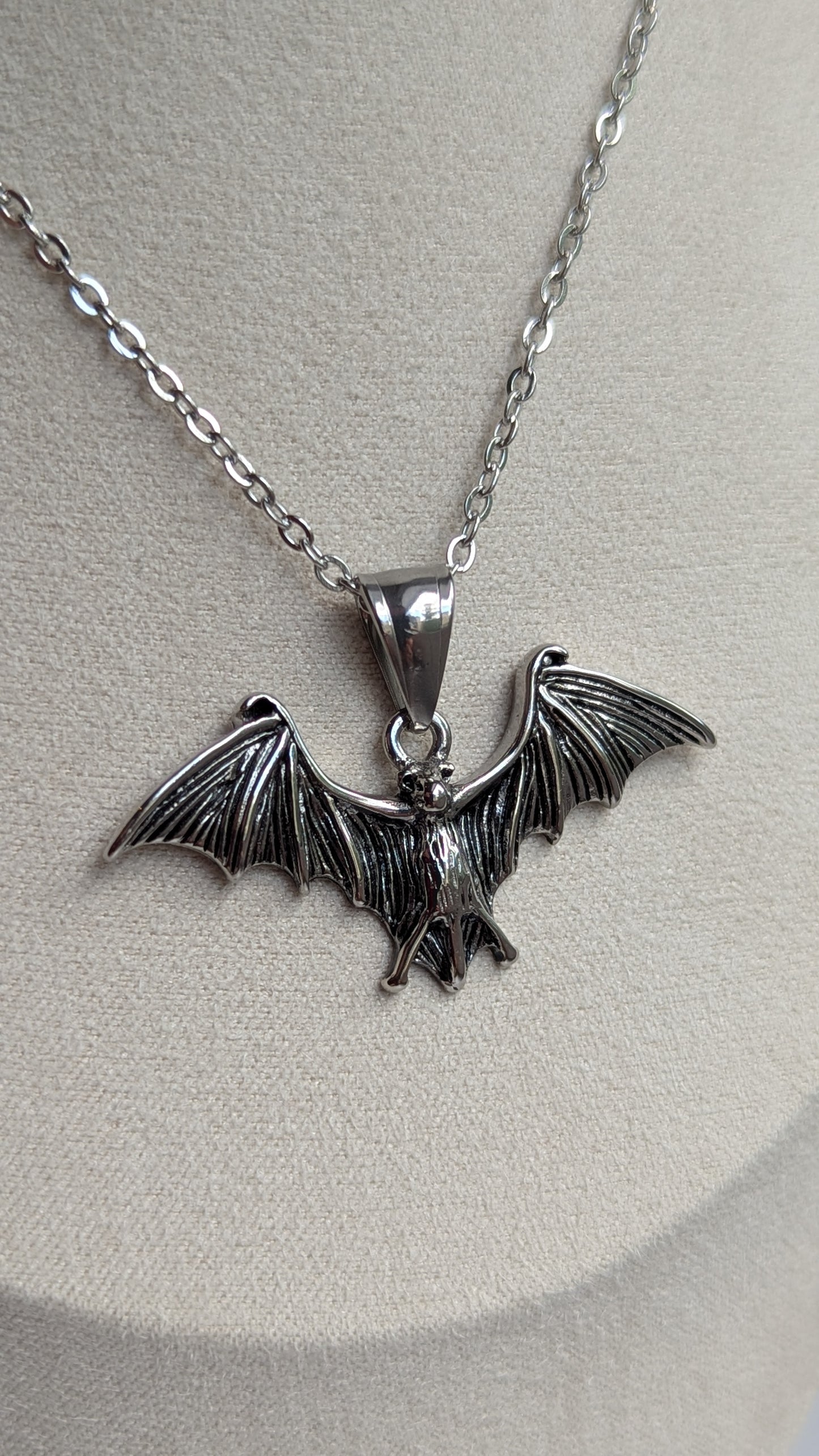 Fledermaus Halskette Silber | Bat Anhänger Edelstahl | Gothic Schmuck | Witchy Halloween Kette | Vampir Schmuck | Verstellbar 45+5cm