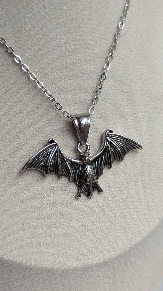 Fledermaus Halskette Silber | Bat Anhänger Edelstahl | Gothic Schmuck | Witchy Halloween Kette | Vampir Schmuck | Verstellbar 45+5cm