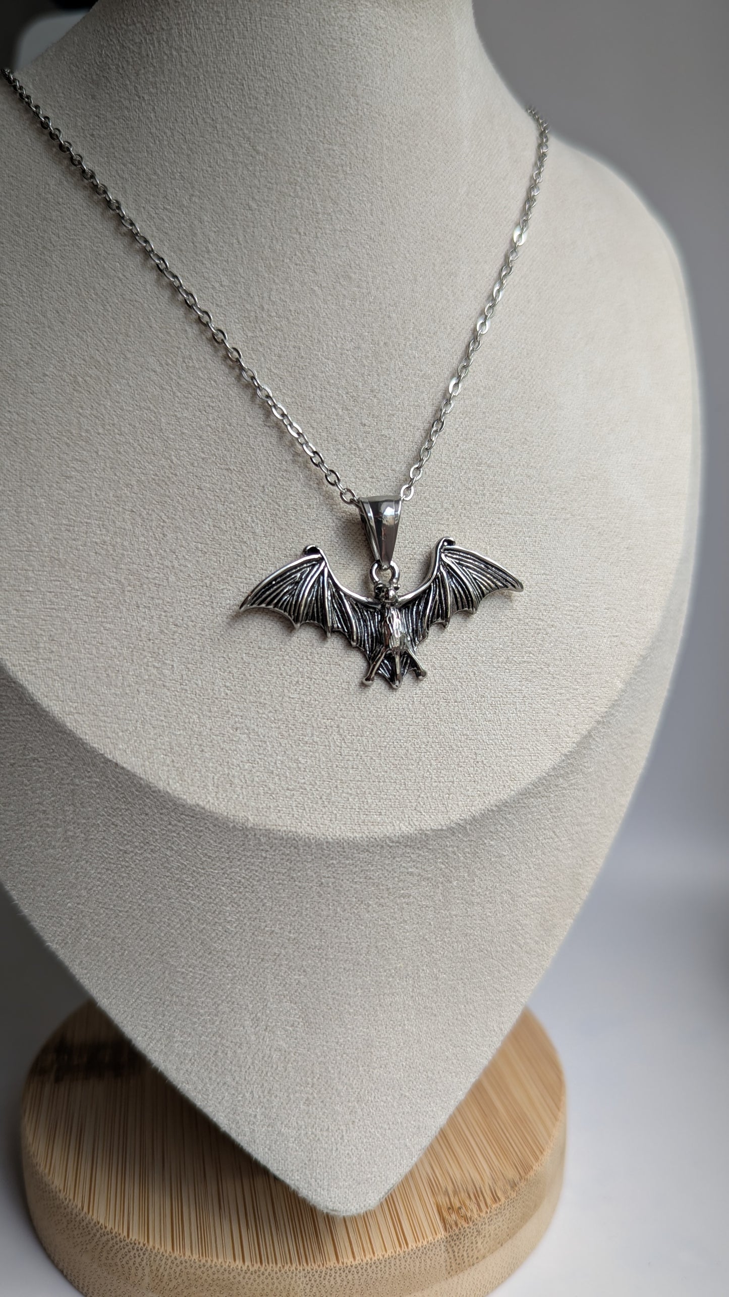 Fledermaus Halskette Silber | Bat Anhänger Edelstahl | Gothic Schmuck | Witchy Halloween Kette | Vampir Schmuck | Verstellbar 45+5cm