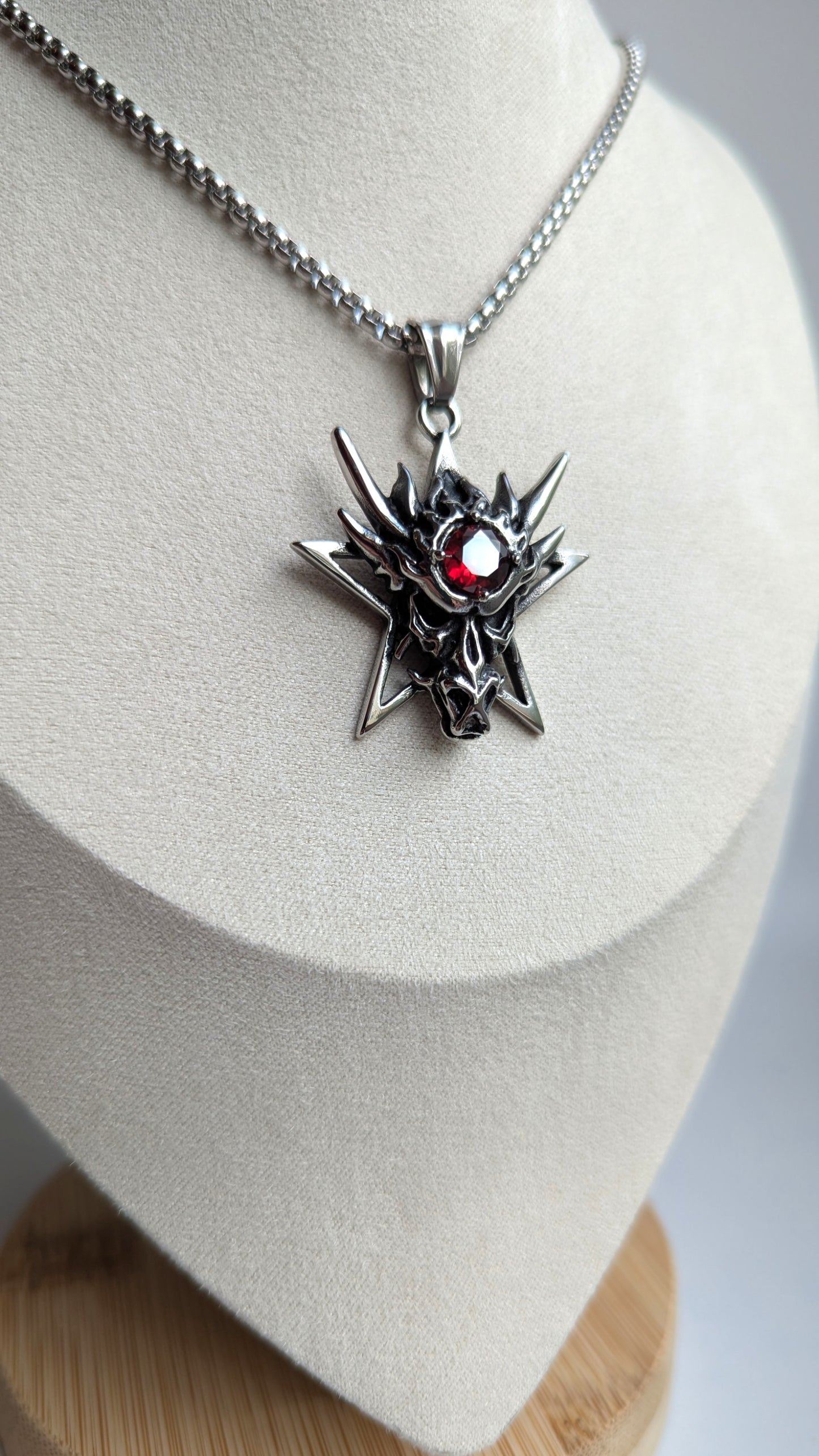 Drachen-Pentagramm Halskette – Gothic Fantasy Schmuck aus 316 Edelstahl mit rotem Glasstein